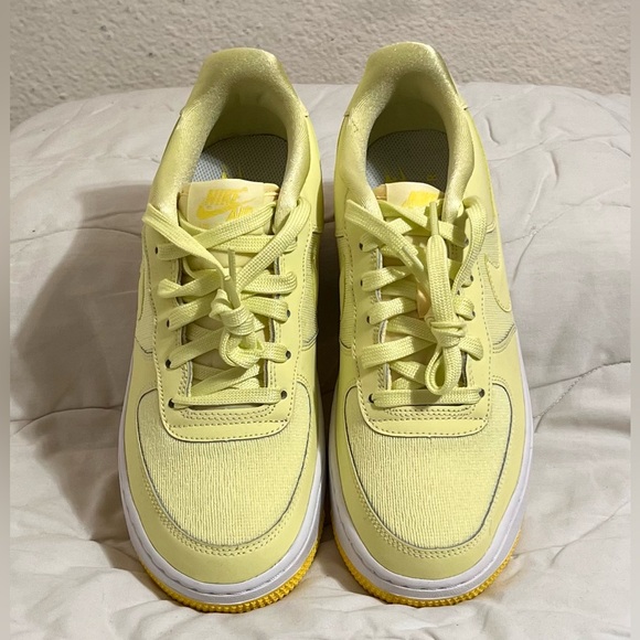 EUC Nike Air Force 1 LV8 GS Citron Tint Yellow Boy shoes size 6 (6 Big Kid) - Picture 3 of 10